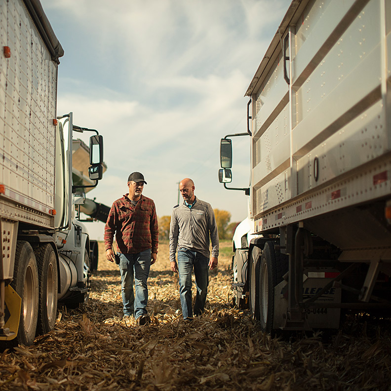 INSIGHTS IMAGE / AGRICULTURE young-farmer-talking-with-banker