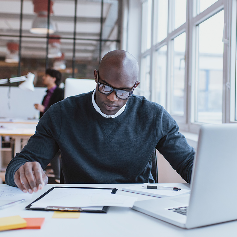 INSIGHT IMAGE / BUSINESS man doing paperwork in office