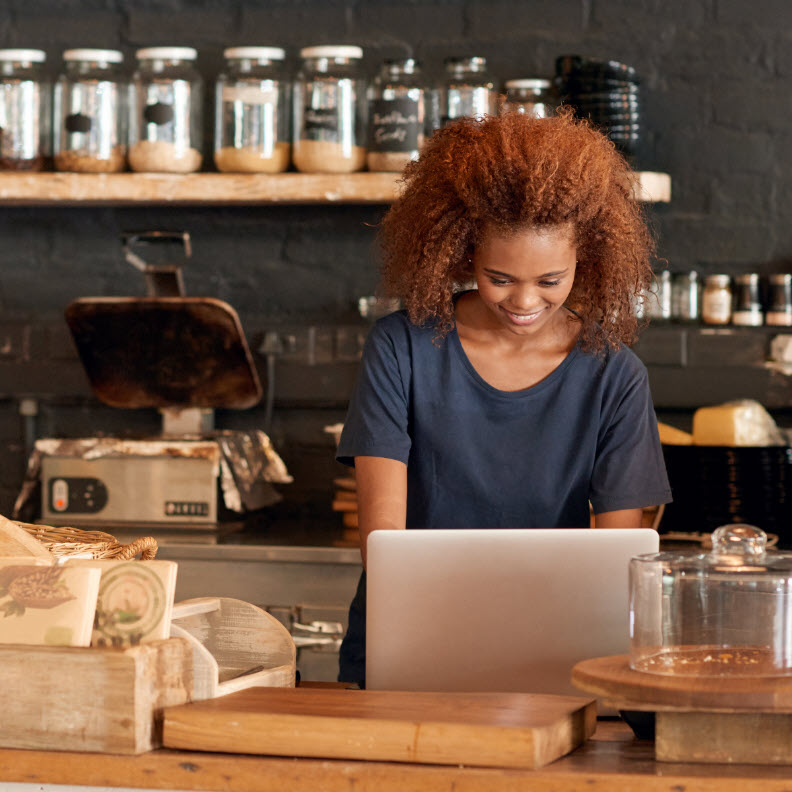 INSIGHT IMAGE / BUSINESS-owner-at-laptop-in-cafe