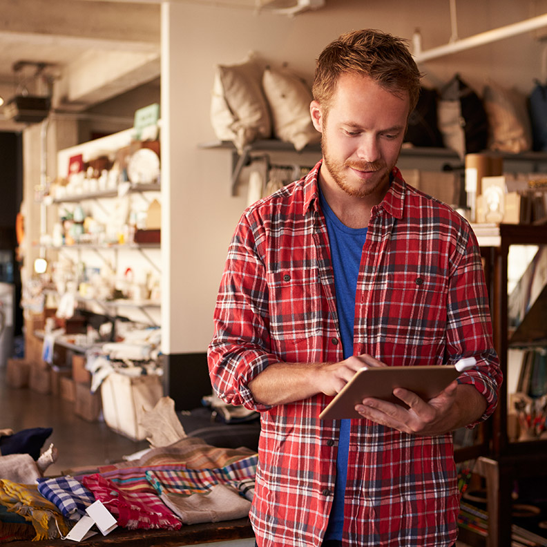 INSIGHT IMAGE / BUSINESS man-with-tablet-in-small-business 792x792