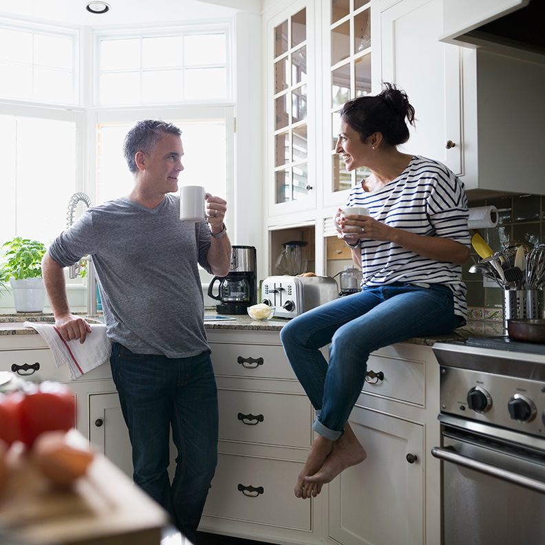 INSIGHT IMAGE / PERSONAL mortgage casual couple in kitchen gettyimages-595347299 792x792